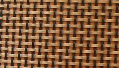 圖片只是示意圖，并不是真正的玻纖布，基本上由經(jīng)緯兩股材料交錯編織而成，經(jīng)緯的交錯間如果有空隙，就容易藏水分，所以一般會以透氣性來檢查其密合度。