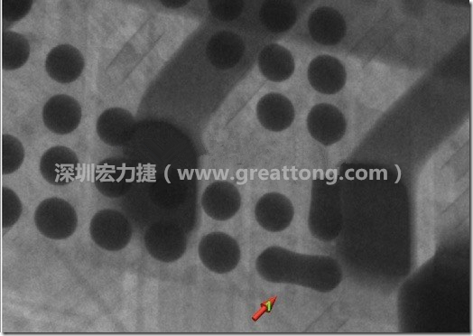 BGA因為焊墊變小，造成錫膏過多而最終形成焊接短路的結果。