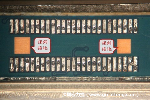 把板對(duì)板連接器全部移除，發(fā)現(xiàn)其下方板子共有兩個(gè)裸銅的方形設(shè)計(jì)。