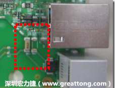 有人認為電容旁邊已經(jīng)有螺絲將電路板固定于機殼上了，不應該發(fā)生電路板彎曲的現(xiàn)象才對。