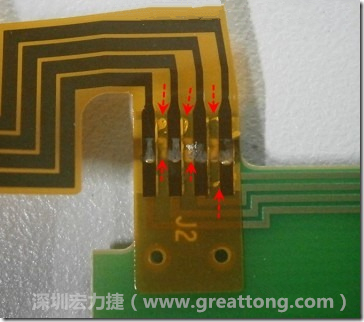 這張圖所顯示的，PCBA工廠實(shí)際進(jìn)行HotBar(熱壓熔錫焊接)焊接的時(shí)候，經(jīng)常會(huì)出現(xiàn)這類焊墊之間短路的問題，下面的圖示為比較嚴(yán)重的案例，大部分都只有部份溢錫，但這對(duì)品質(zhì)信賴杜已經(jīng)產(chǎn)生了及大的為害，既使現(xiàn)在測(cè)試沒有出現(xiàn)問題，難保在高溫膏濕的環(huán)境下不會(huì)出現(xiàn)電子遷移(Electromigration)的現(xiàn)象。