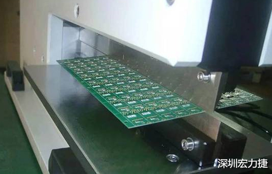 基本上V-Cut就是破壞板子結(jié)構(gòu)的元兇，因為V-Cut就是在原來一大張的板材上切出溝槽來，所以V-Cut的地方就容易發(fā)生變形。