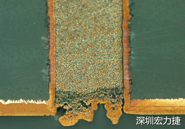 PCB設(shè)計(jì)之導(dǎo)電孔塞孔工藝 導(dǎo)電孔Via hole又名導(dǎo)通孔，為了達(dá)到客戶要求，導(dǎo)通孔必須塞孔，經(jīng)過大量的實(shí)踐，改變傳統(tǒng)的鋁片塞孔工藝，用白網(wǎng)完成板面阻焊與塞孔。生產(chǎn)穩(wěn)定，質(zhì)量可靠。