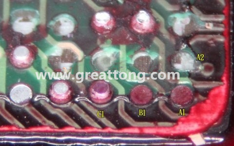 下圖是紅墨水測(cè)試后將PCB板子拿回來(lái)側(cè)一個(gè)角度拍攝的照片，就可以很清楚的看到錫球黏在PCB端，或不在PCB端。