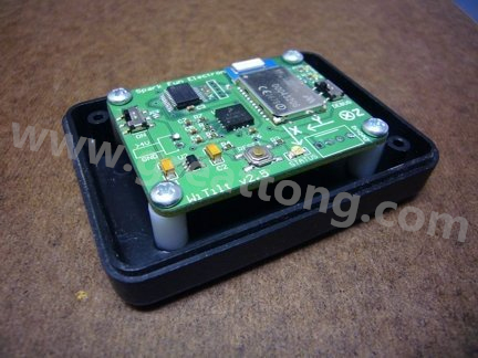 熱熔膠的牢固程度，對(duì)于非高振動(dòng)的應(yīng)用來(lái)說(shuō)已經(jīng)很足夠，而且如果你想要讓盒子另作他途，支架也可以拿掉，用酒精磨擦即可移除熱熔膠。