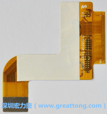 FPCB并非可無限制撓曲，為避免過度撓曲拉扯造成銅箔斷裂，一般在較長(zhǎng)條型板材會(huì)貼附補(bǔ)強(qiáng)貼片。