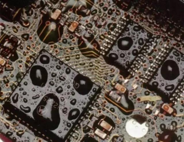 經(jīng)過涂覆工藝后的PCB，在表面形成透明的保護膜，能有效防止水珠和潮氣侵入，避免漏電和短路。
